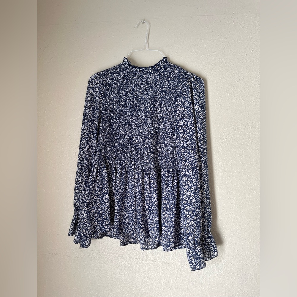 Women’s boutique blouse. flowy arms tapered at wrists. Ruched bodice